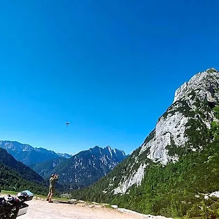 Ticarjev Dom At Vrsic Pass 特伦塔