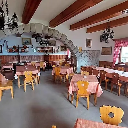 酒店 Ticarjev Dom At Vrsic Pass 特伦塔