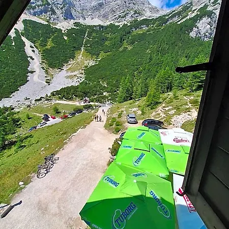 Ticarjev Dom At Vrsic Pass 特伦塔